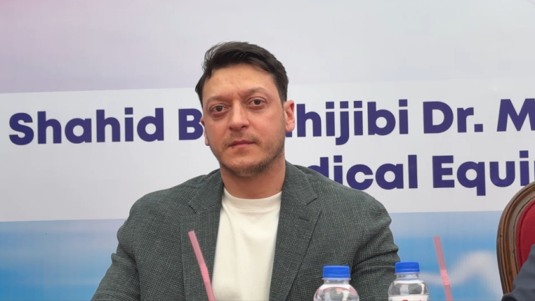 مسعود أوزيل يزور بنغلادش في مهمة إنسانية لدعم الروهينجا