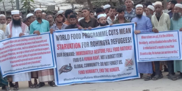 احتجاج اللاجئين الروهينجا في بنغلاديش على آلية توزيع المساعدات (صورة: مواقع التواصل)