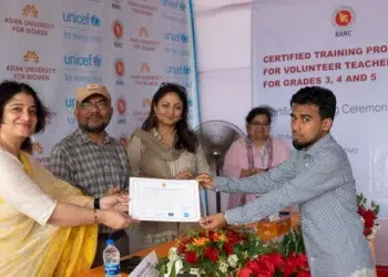 منح عدد من المعلمين المتطوعين شهادات تدريب رسمية لأول مرة بمخيمات الروهينجا في بنغلادش (صورة: RRRC)