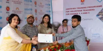 منح عدد من المعلمين المتطوعين شهادات تدريب رسمية لأول مرة بمخيمات الروهينجا في بنغلادش (صورة: RRRC)