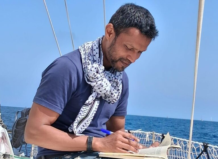 الناشط الروهنجي - الحامل الجنسية الكندية- كو تينماونج رئيس أحمد الذي احتجزته القوات الإسرائيلية بعد اعتراض أسطول الصمود العالمي