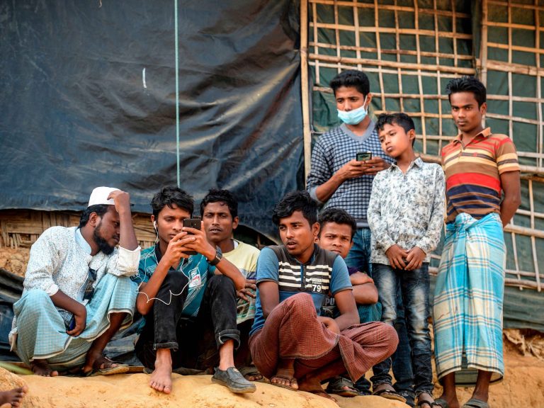 التكنولوجيا في حياة الروهينجا.. بين وسيلة للأمل وأداة لنشر خطاب الكراهية