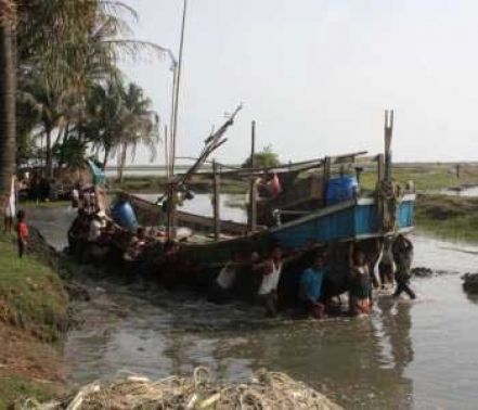 الآلاف من المهاجرين يخاطرون بحياتهم في عرض البحر في جنوب شرق آسيا