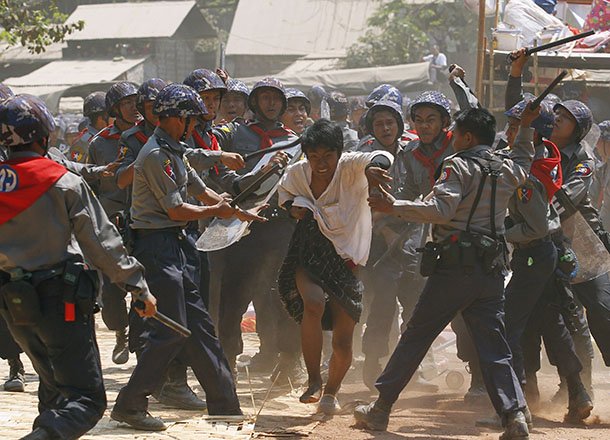 شرطة بورما تعتقل 100 شخص تظاهروا ضد قانون جديد مقترح للتعليم
