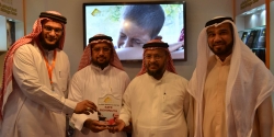 نائب رئيس (GRC) يكرم رئيس مركز بورما بالإمارات