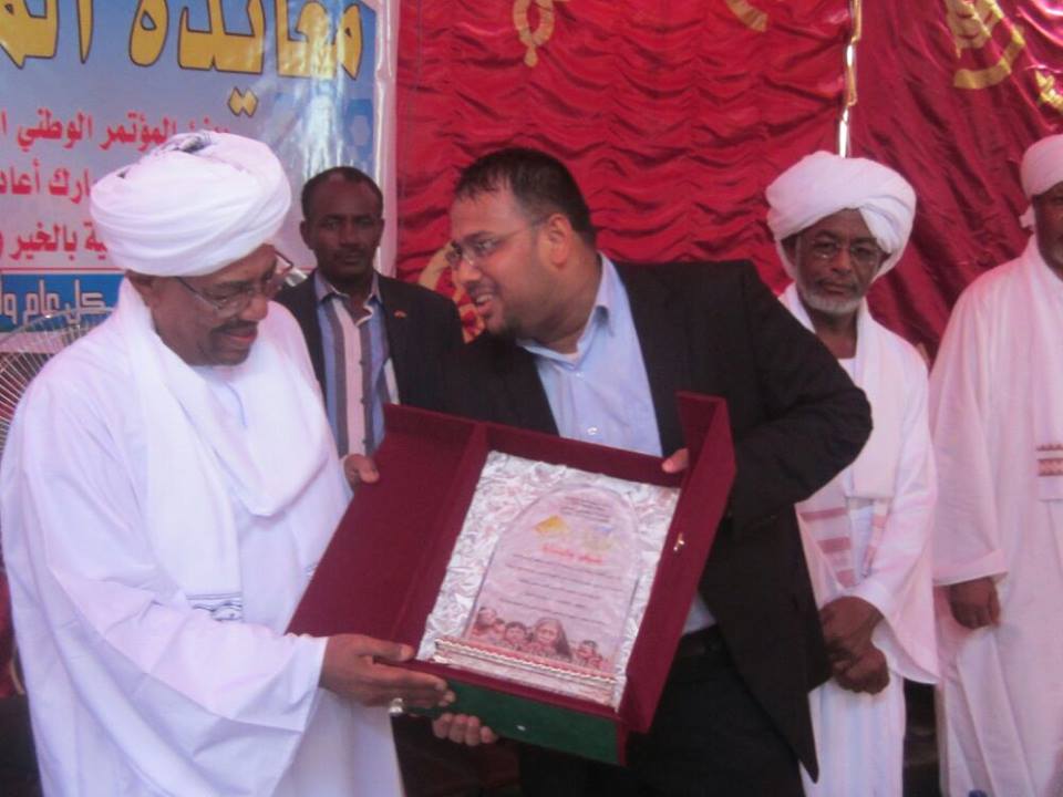 المركز الروهنجي العالمي يعايد فخامة الرئيس السوداني ويسلمه درعا تذكاريا